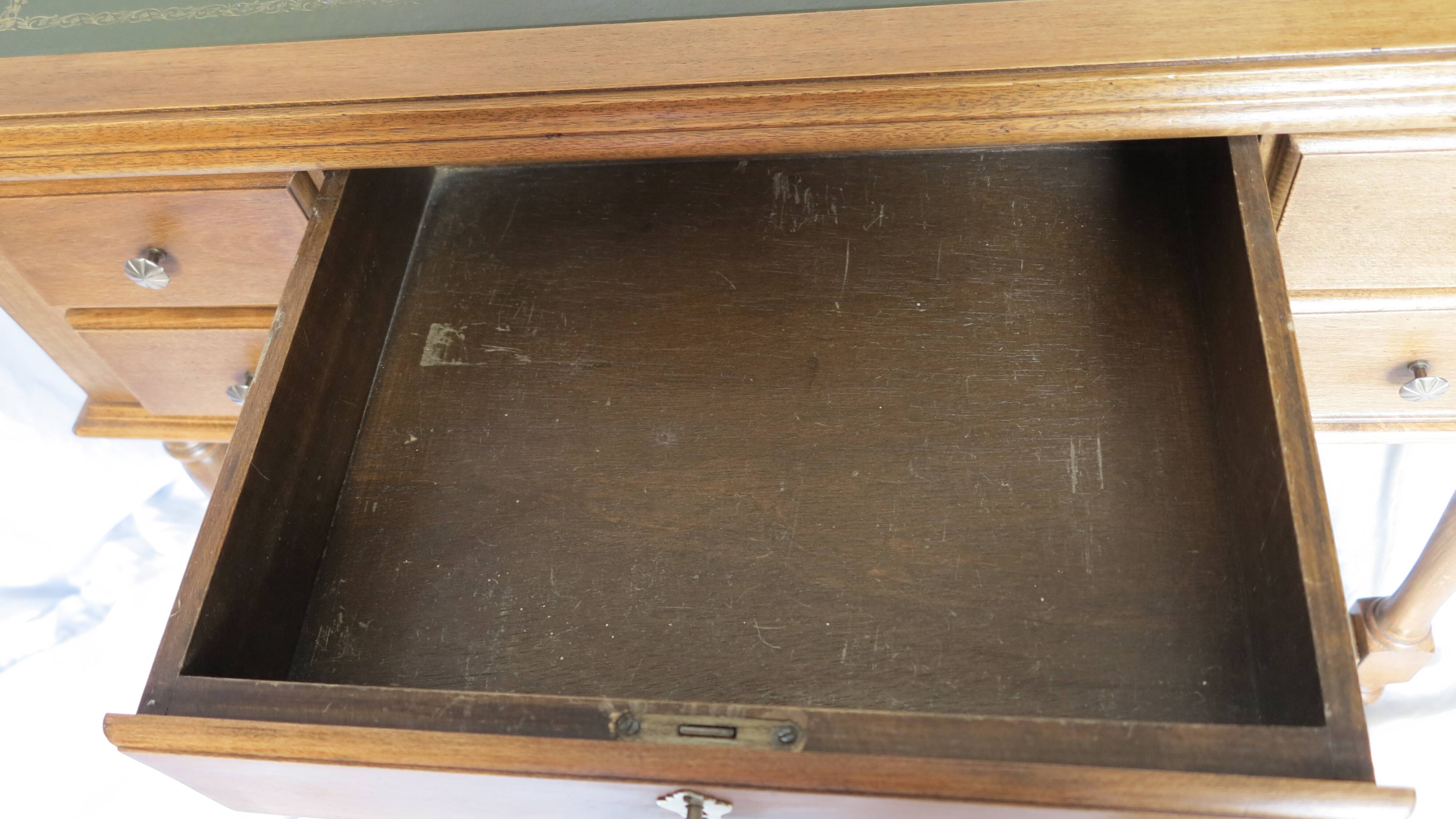 bureau classique dessus cuir