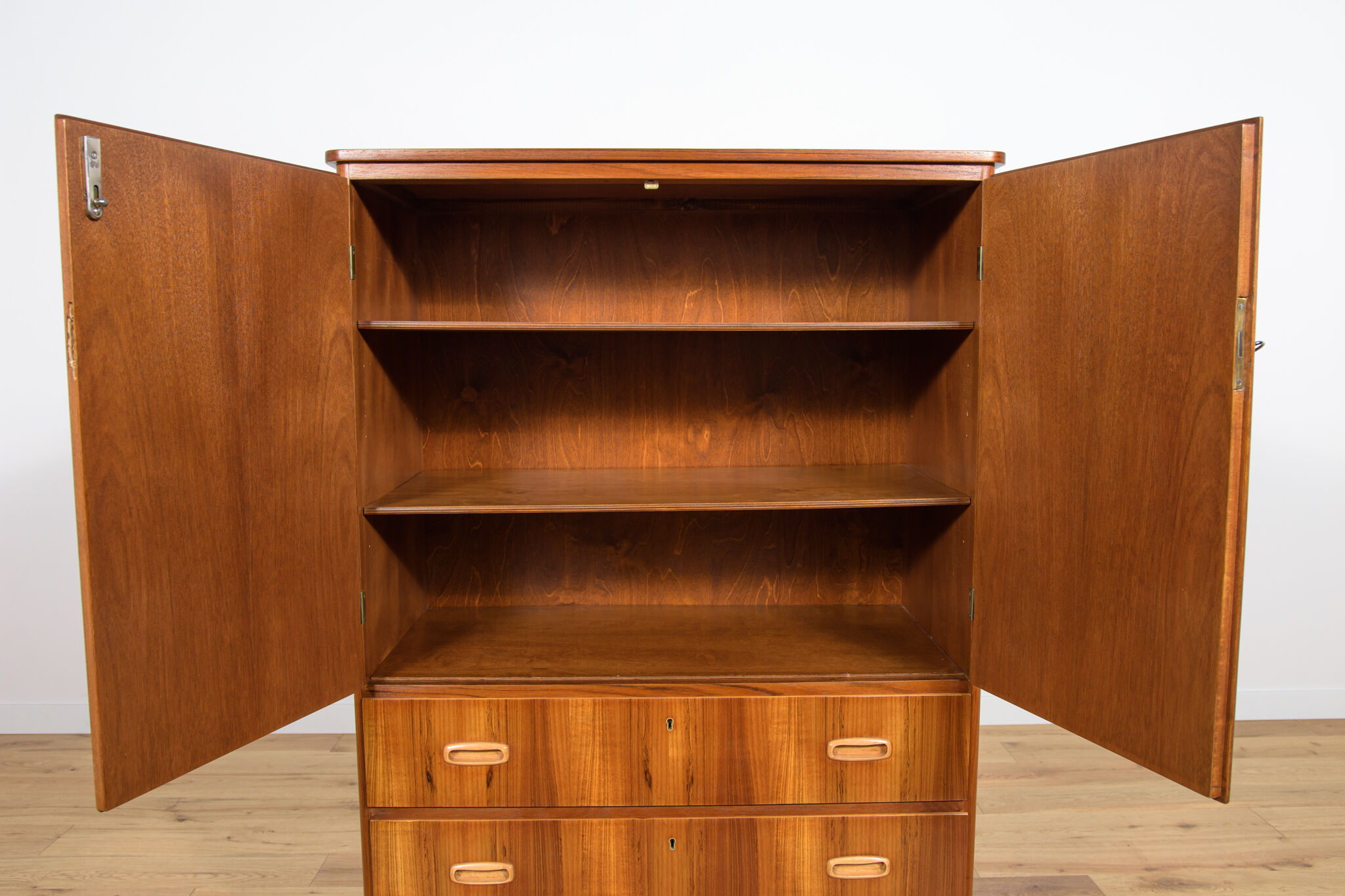 Armoire en teck du milieu du siècle, années 1970