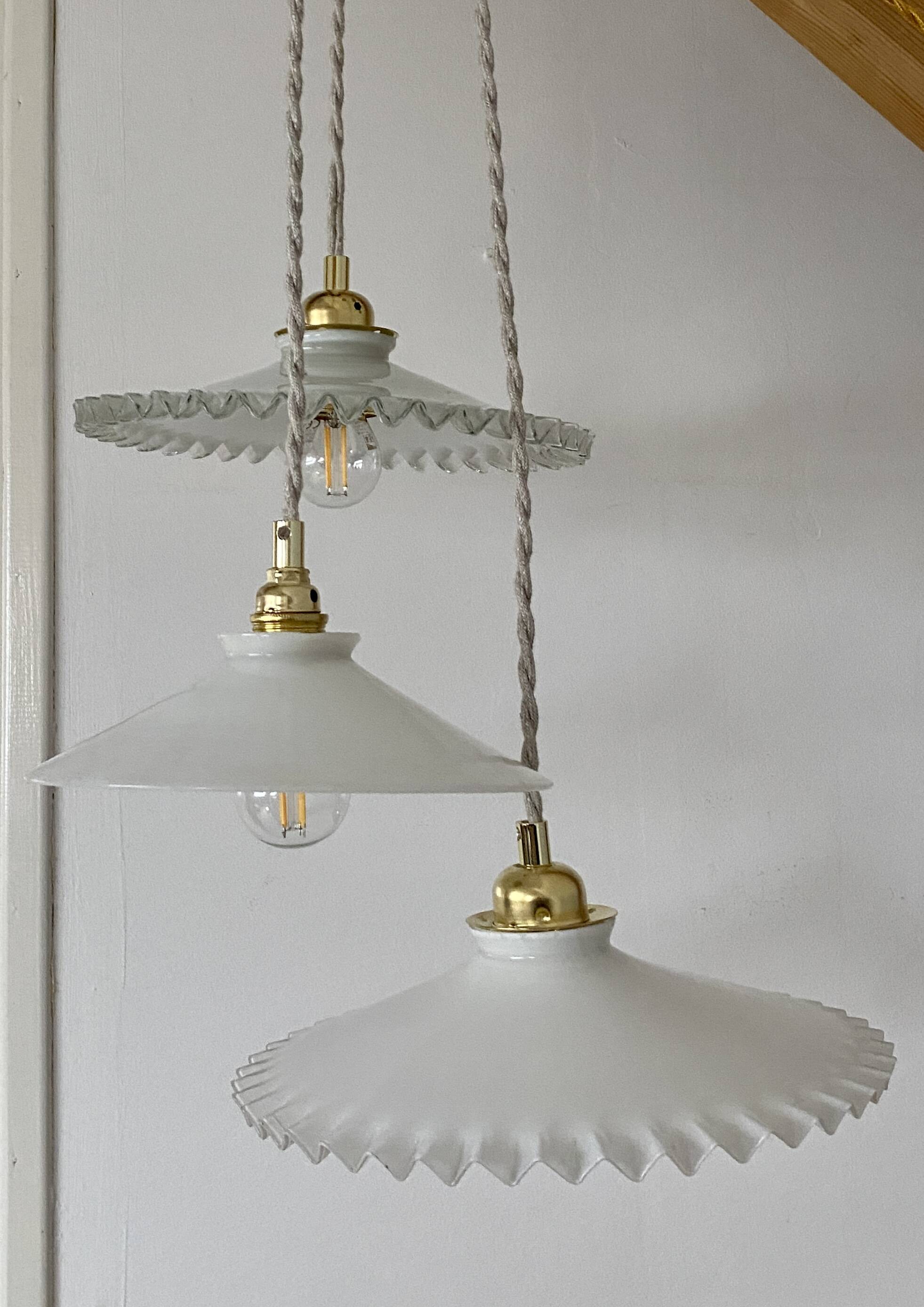 Suspension triple abat-jour vintage en opaline blanche