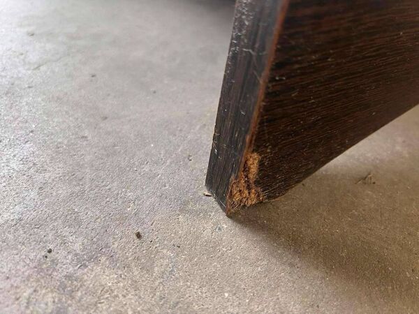 Table basse ronde vintage avec verre, bois et carrelage