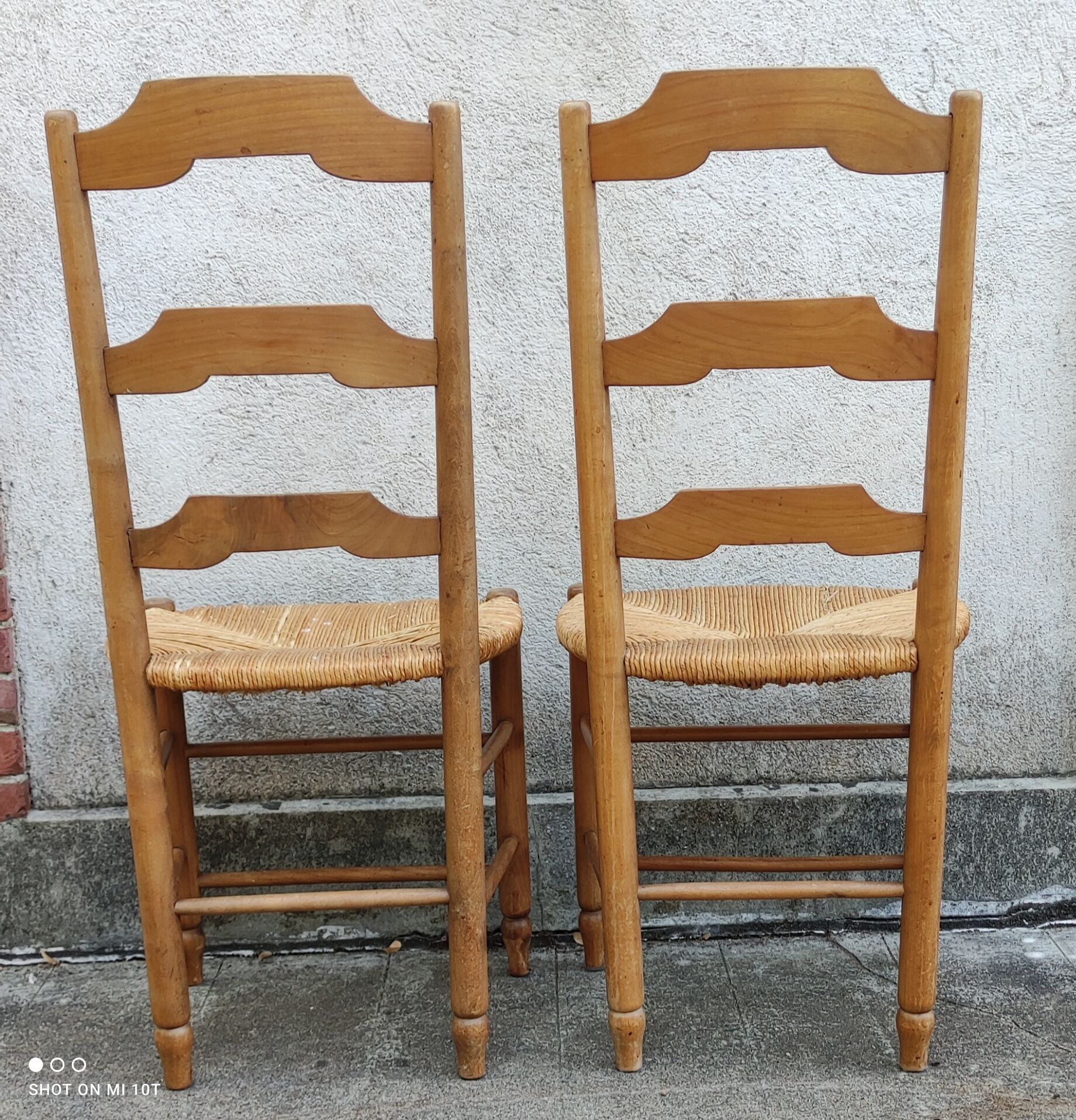 Paire de chaises paillées vintage en merisier