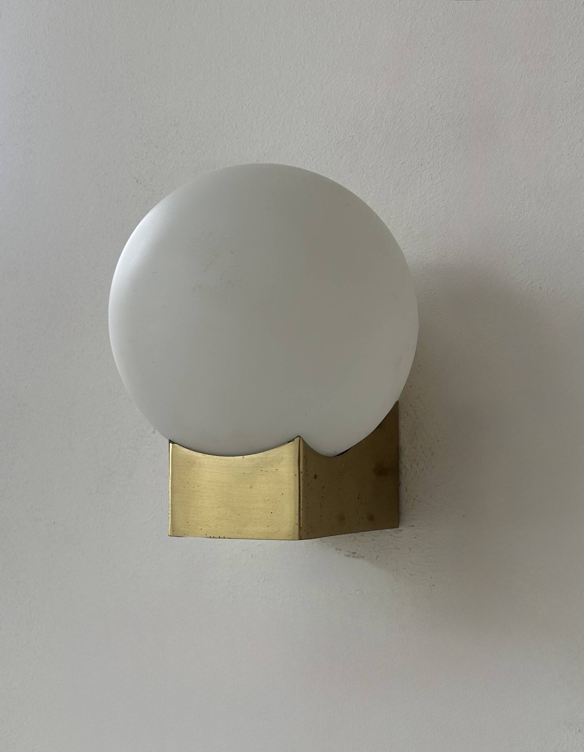 Vintage wall light, brass and opaline, France, 1970.