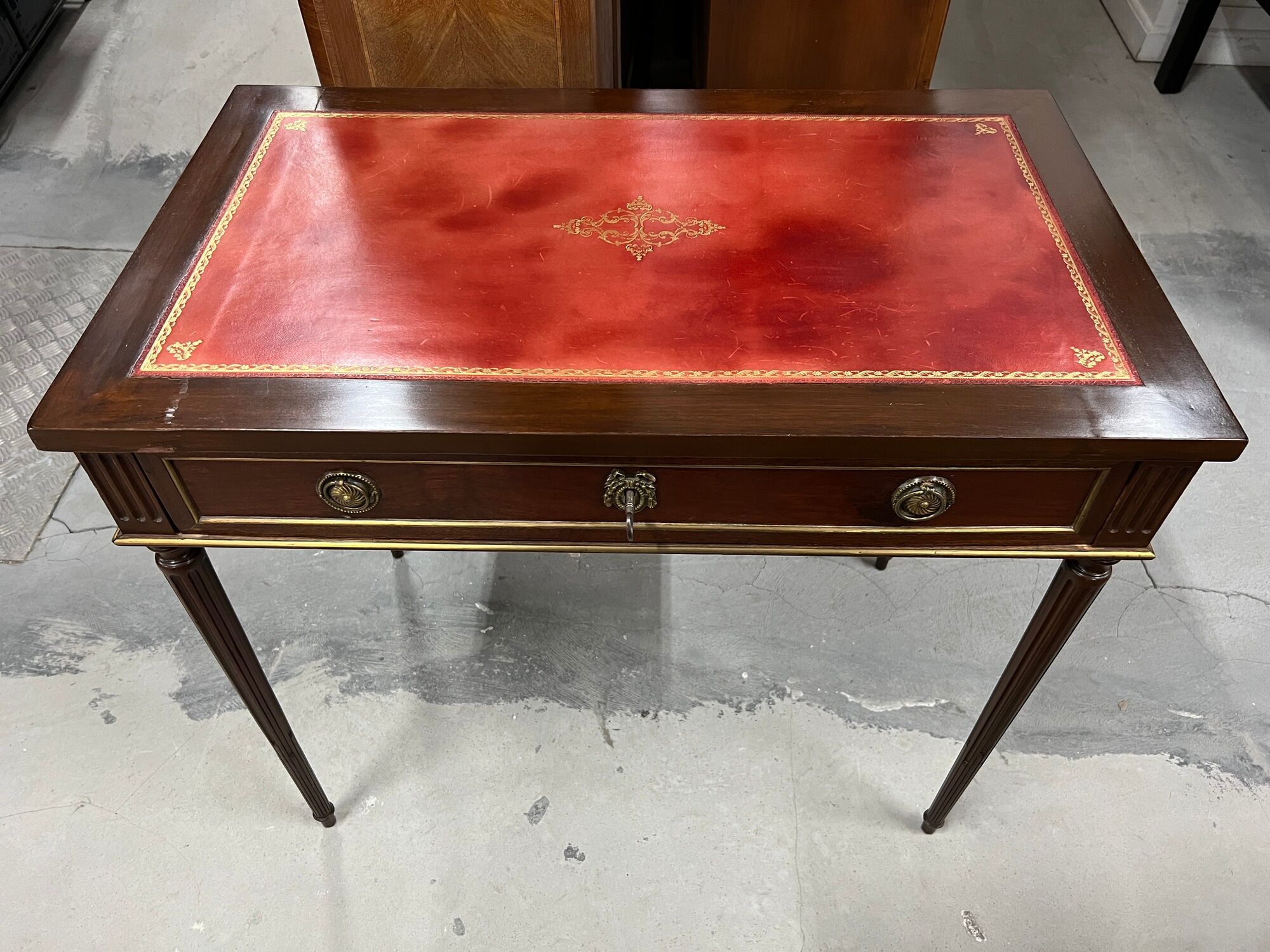 Flat desk and Louis XVI style chair in mahogany veneer (nineteenth century)
