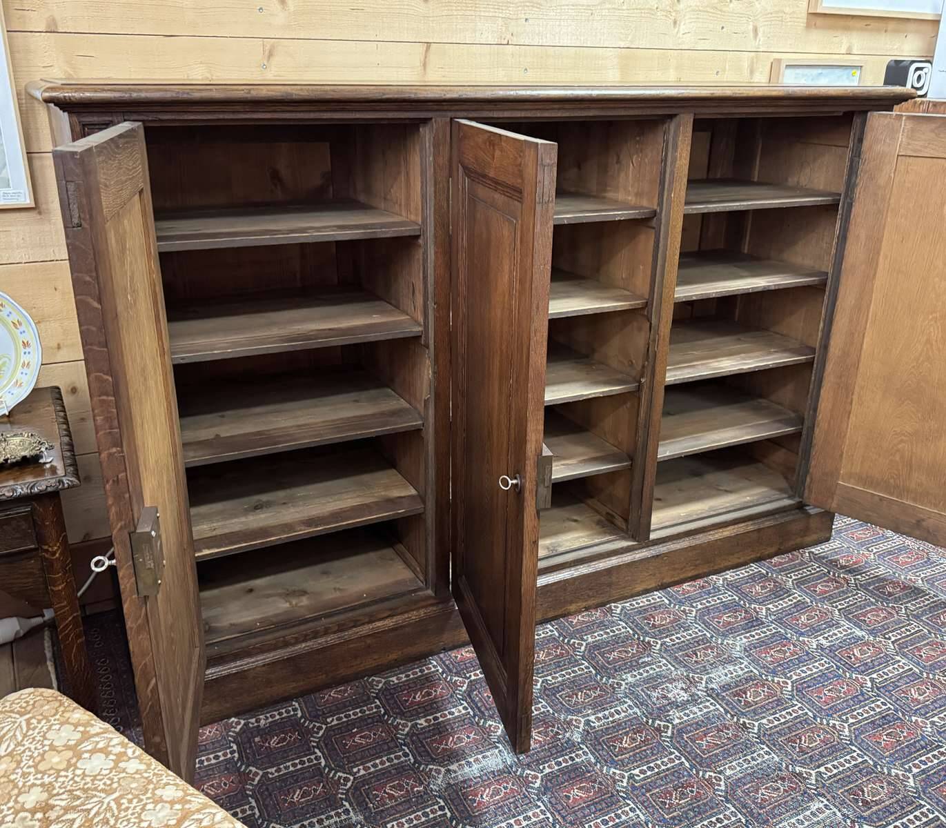 Enfilade with 3 oak doors from the early 20th century.