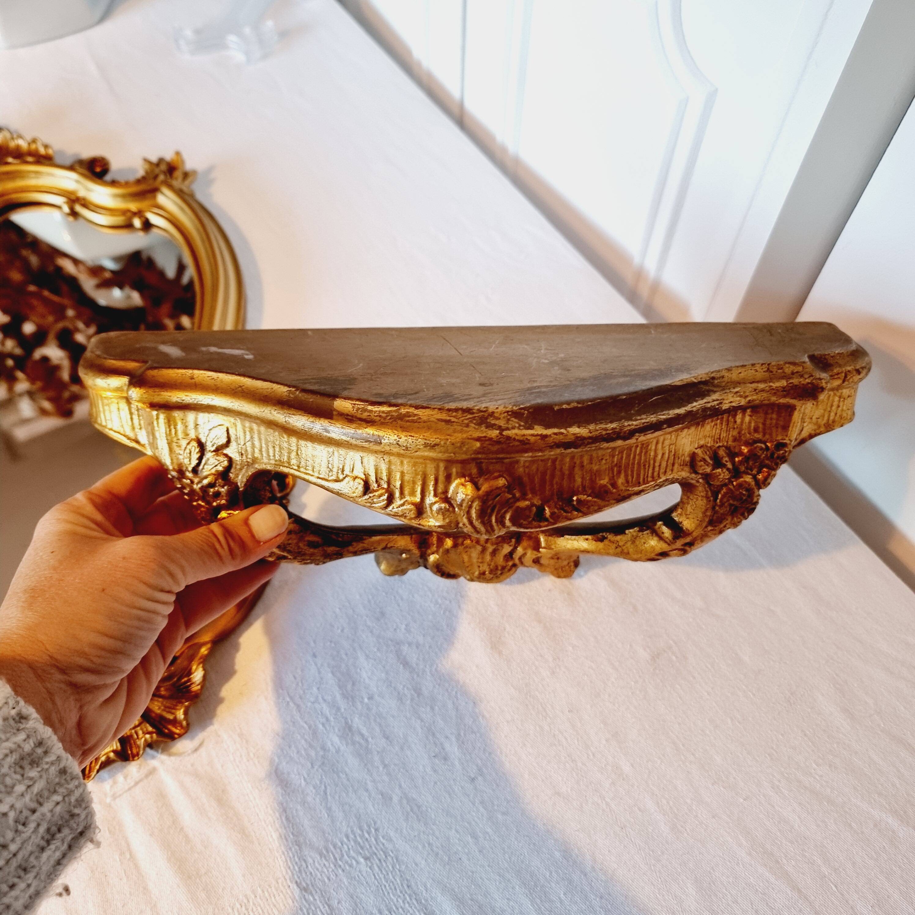 Miroir mural et console dorés de style baroque