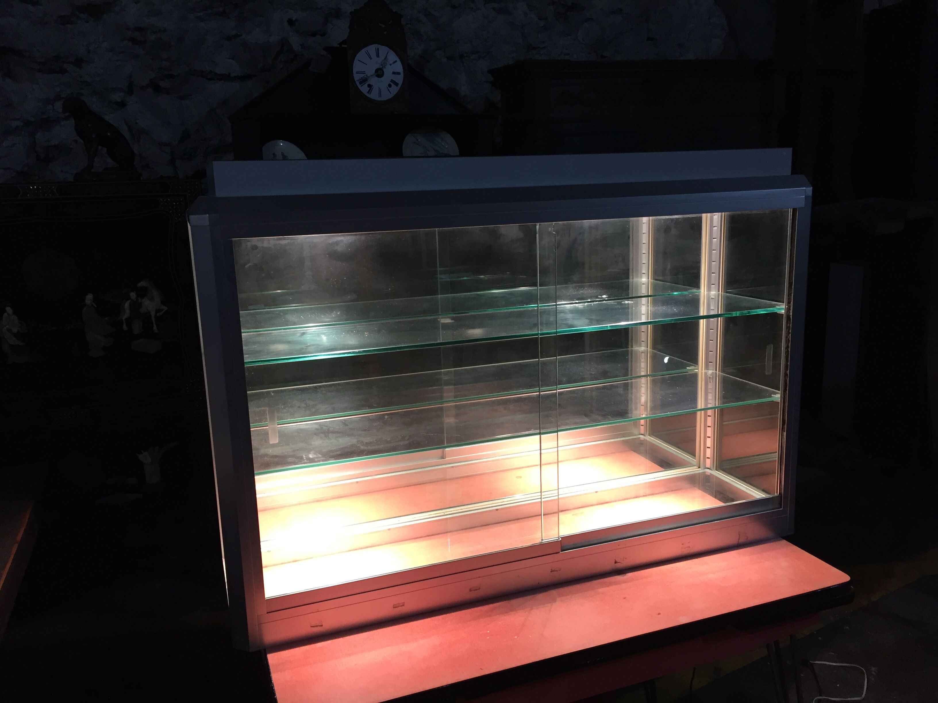 Illuminating showcase aluminum frame