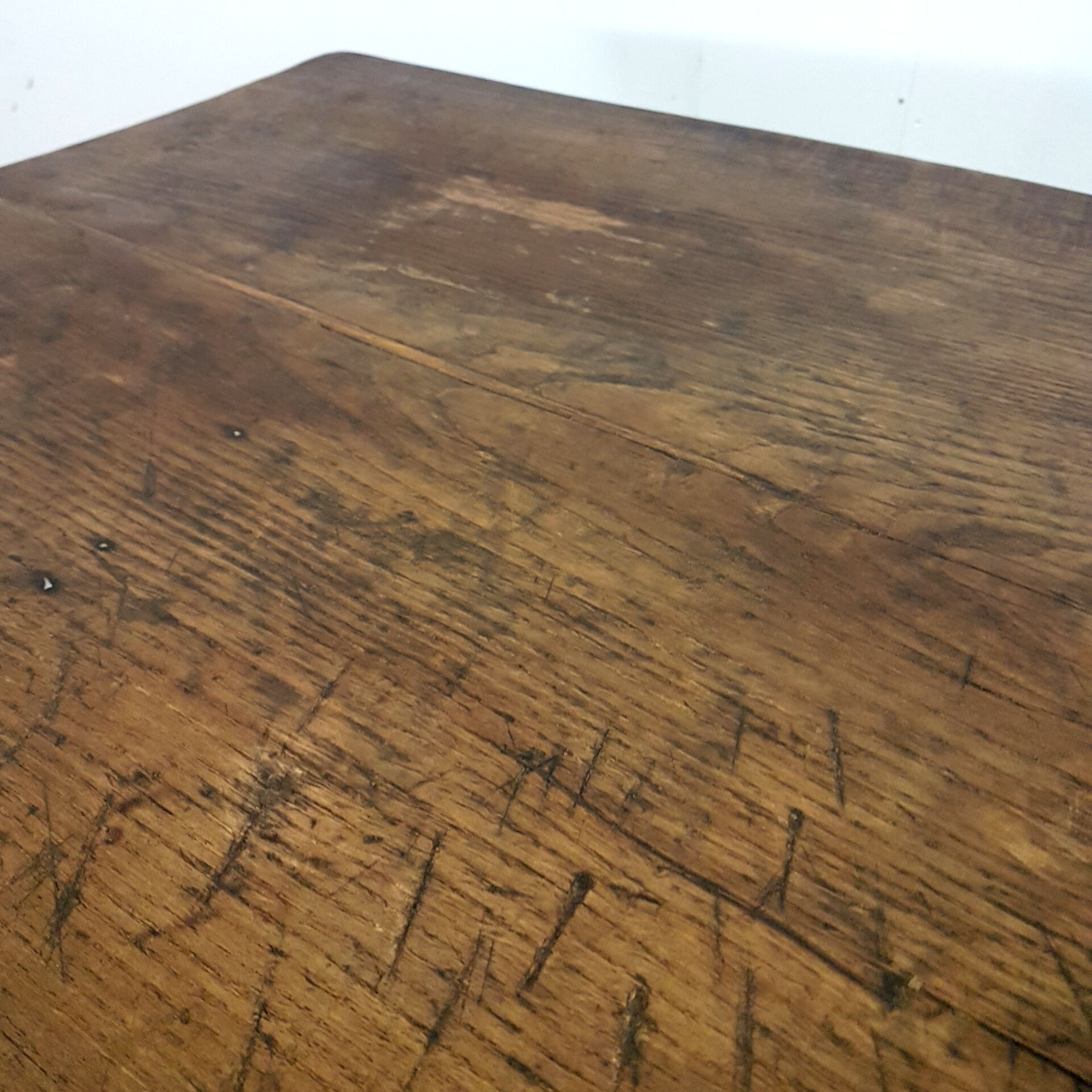 Table basse en noyer et fer forgé du XVIIIe siècle