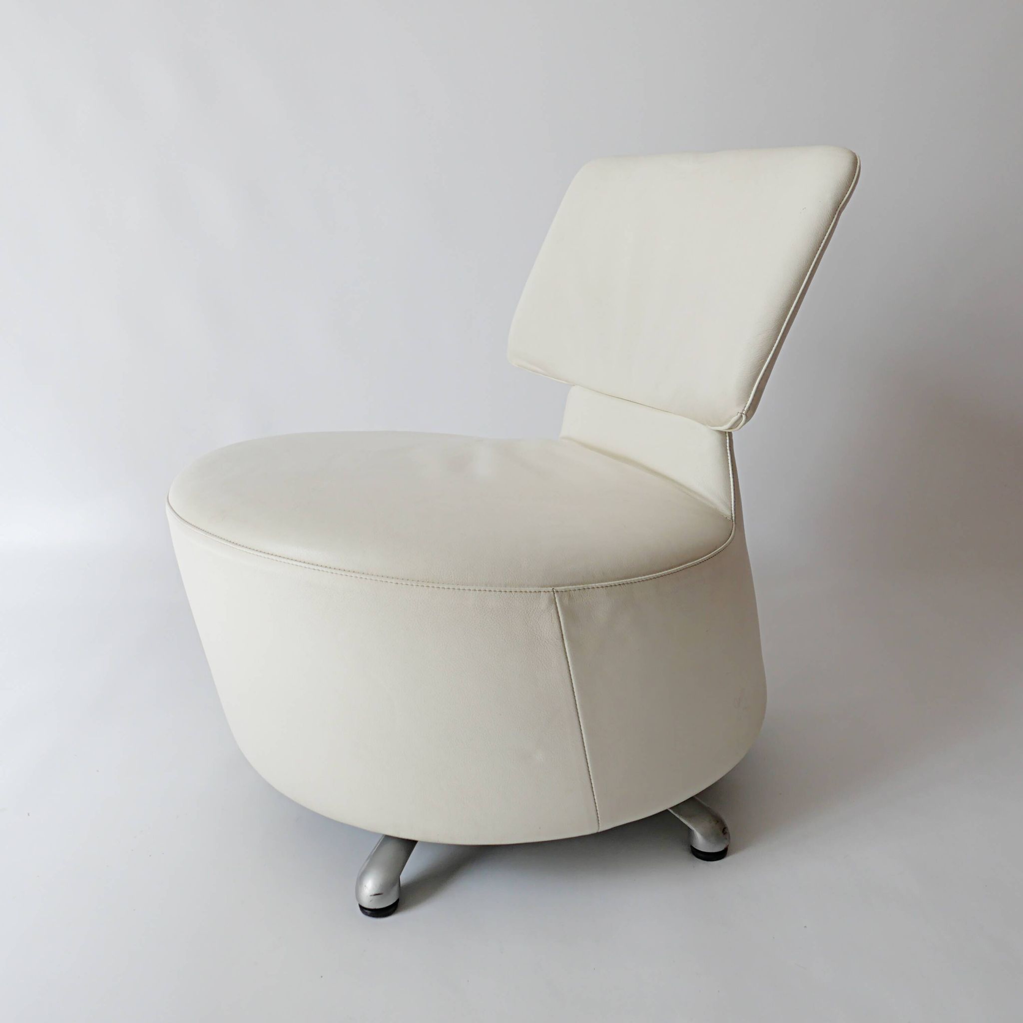 Canta and Aki swivel chairs in leather by Toshiyuki Kita for Cassina