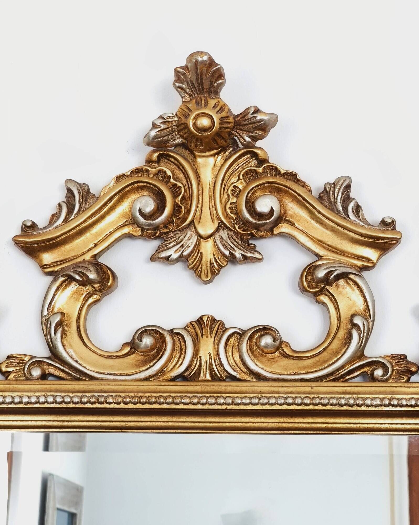 Large Italian mirror in carved wood, traditional gilding, 1980s.