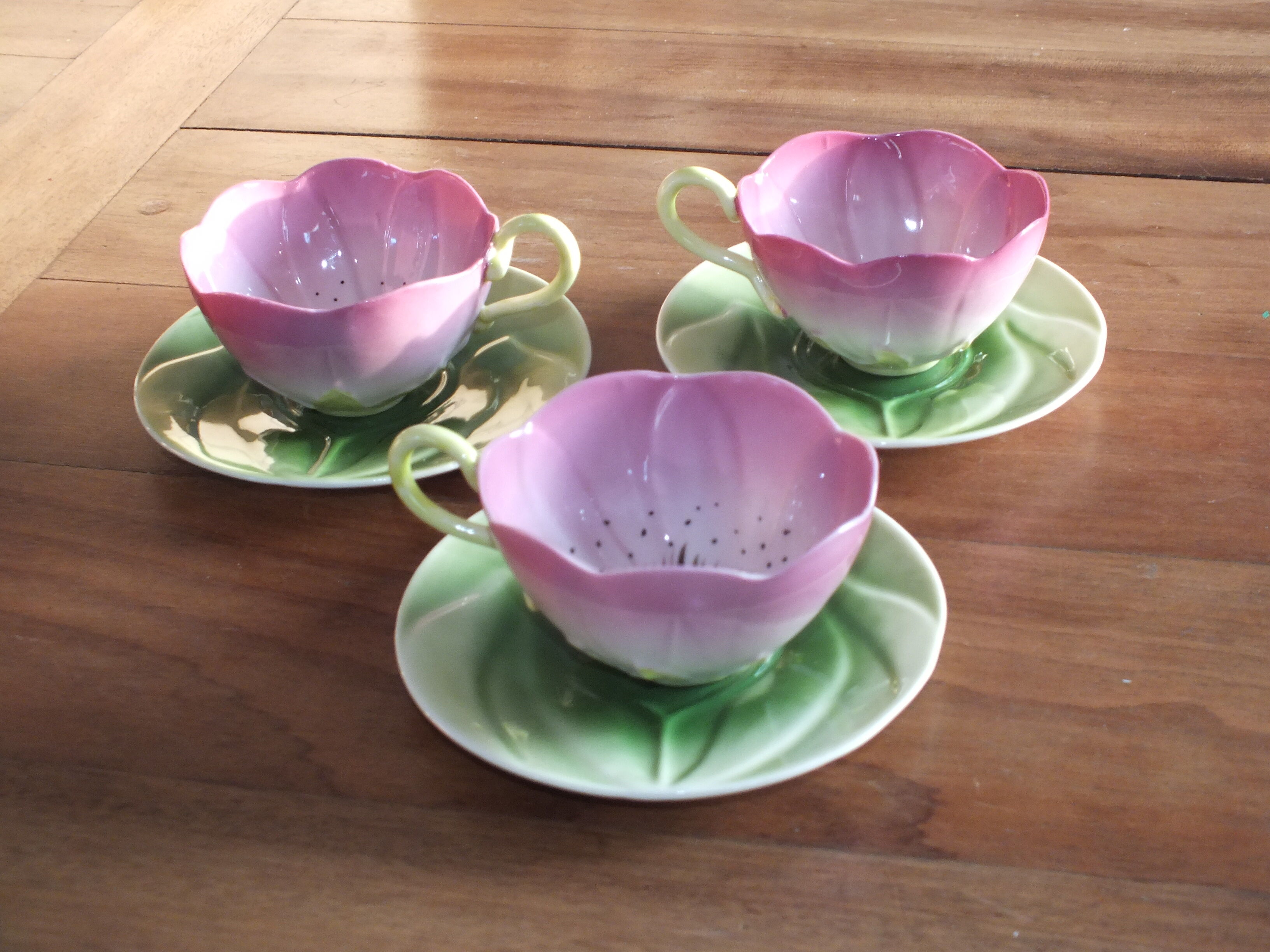 3 pink cups, porcelain flowers Geneviève Lethu