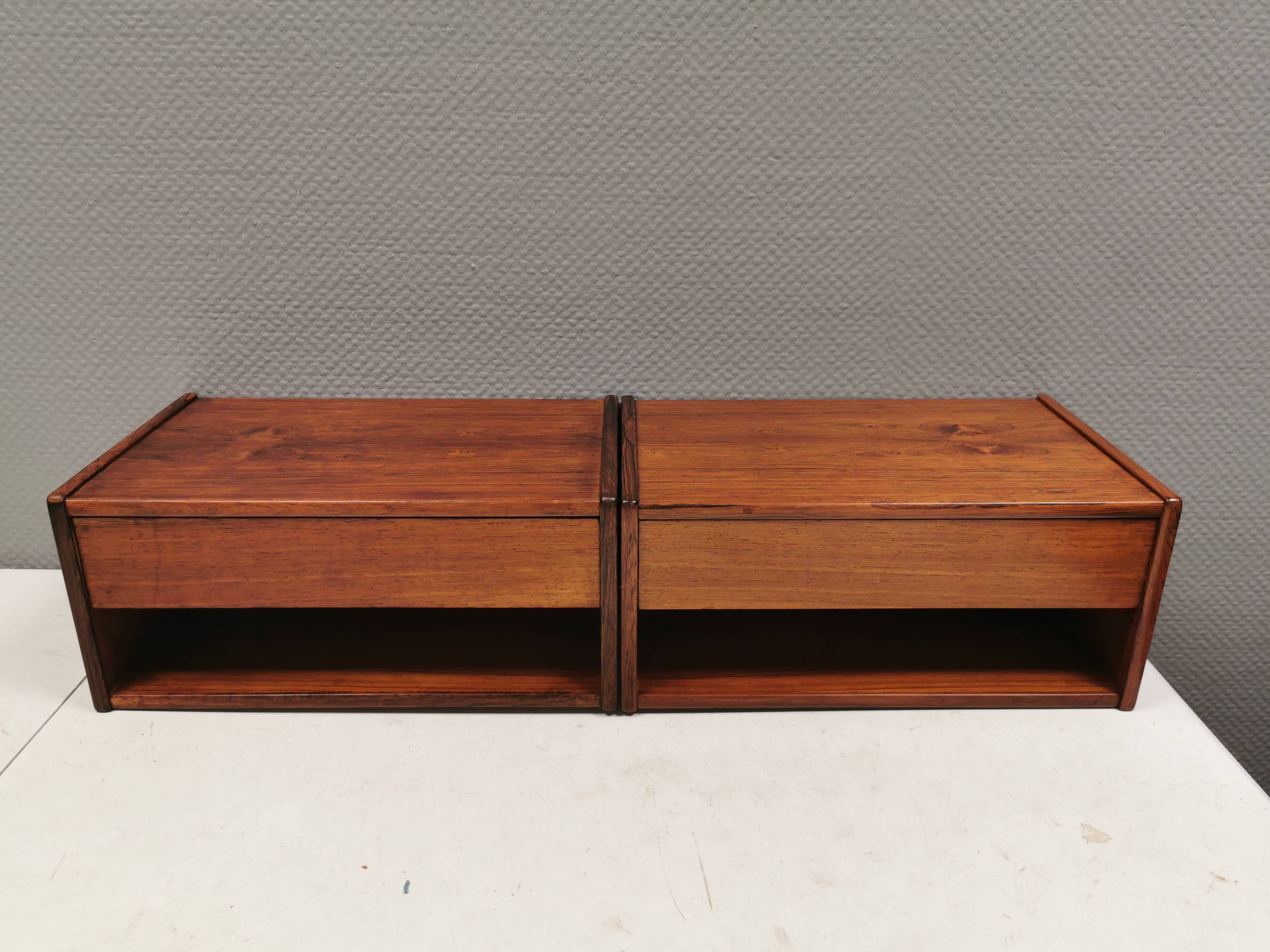 Tables de chevet murales en palissandre. Danoises et des années 1960-70.