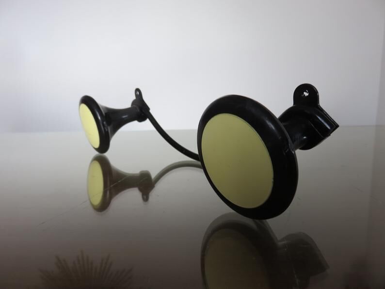 Bakelite coat and pale yellow laqué metal 50 60 years