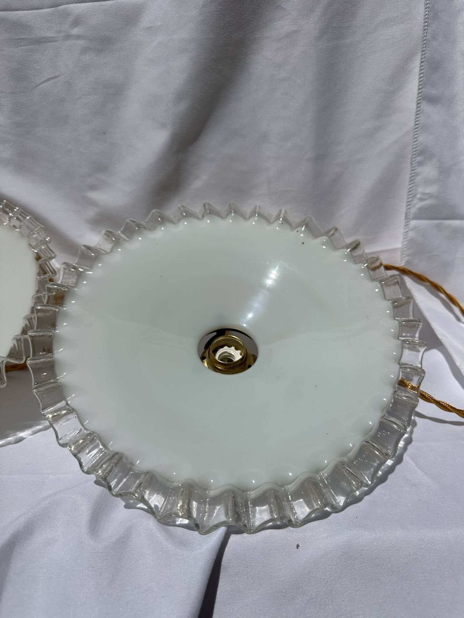 Paire de suspension opaline ondulée vintage griffe laiton