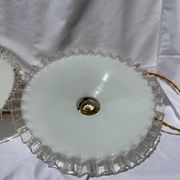 Paire de suspension opaline ondulée vintage griffe laiton