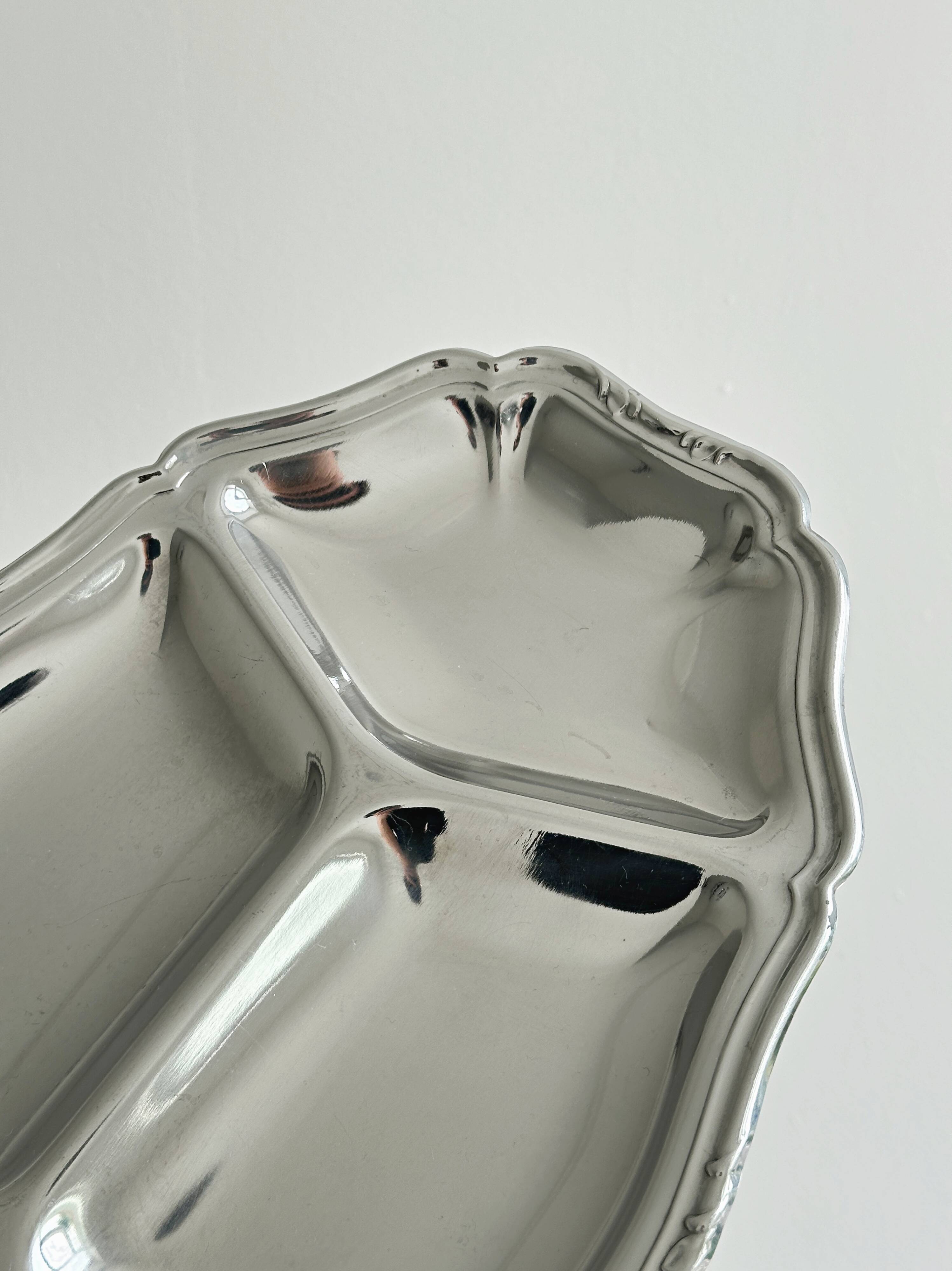 Dish with 4 compartments