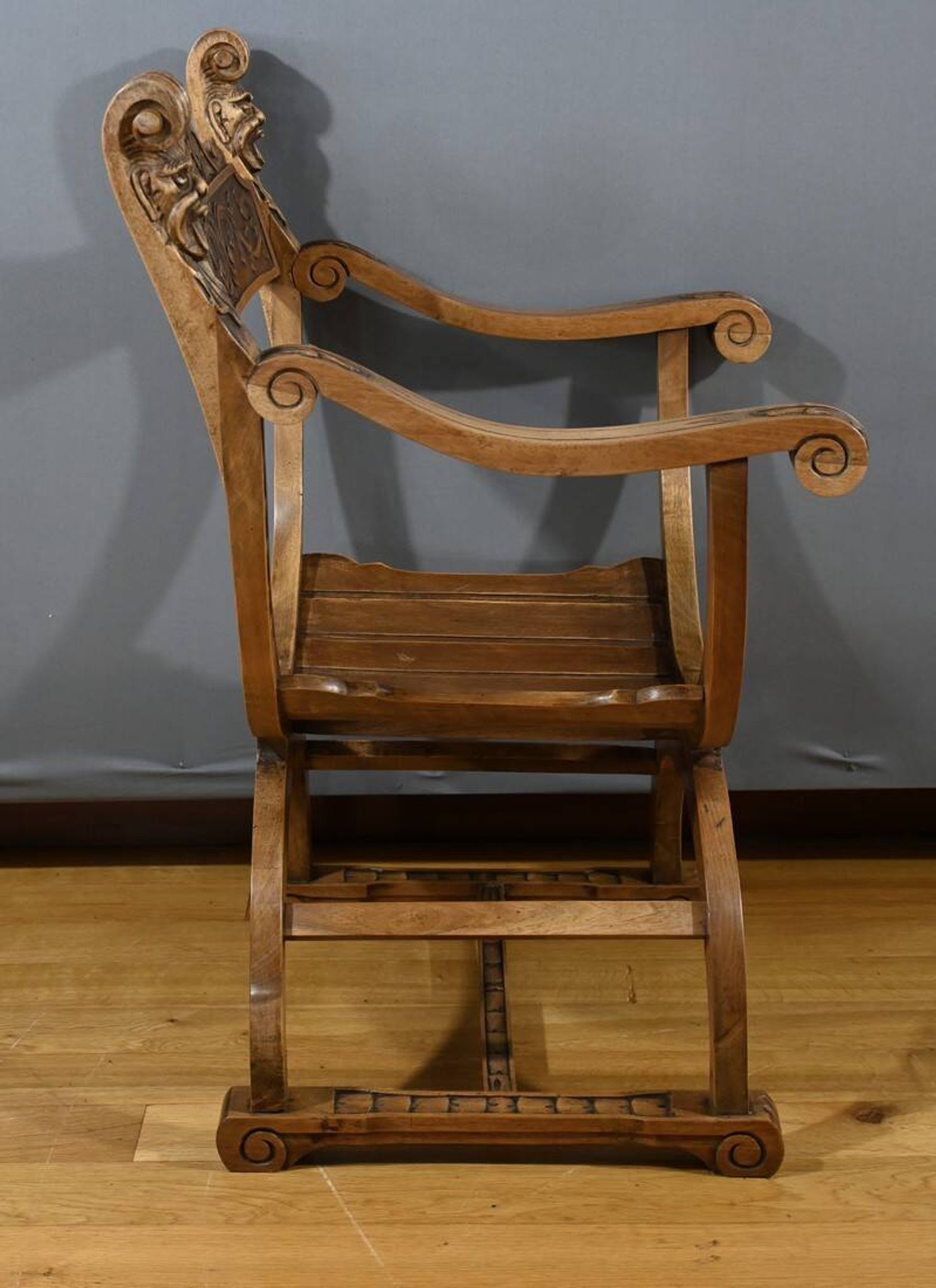 Fauteuil Dagobert en Noyer, style Médiéval – Fin XIXe