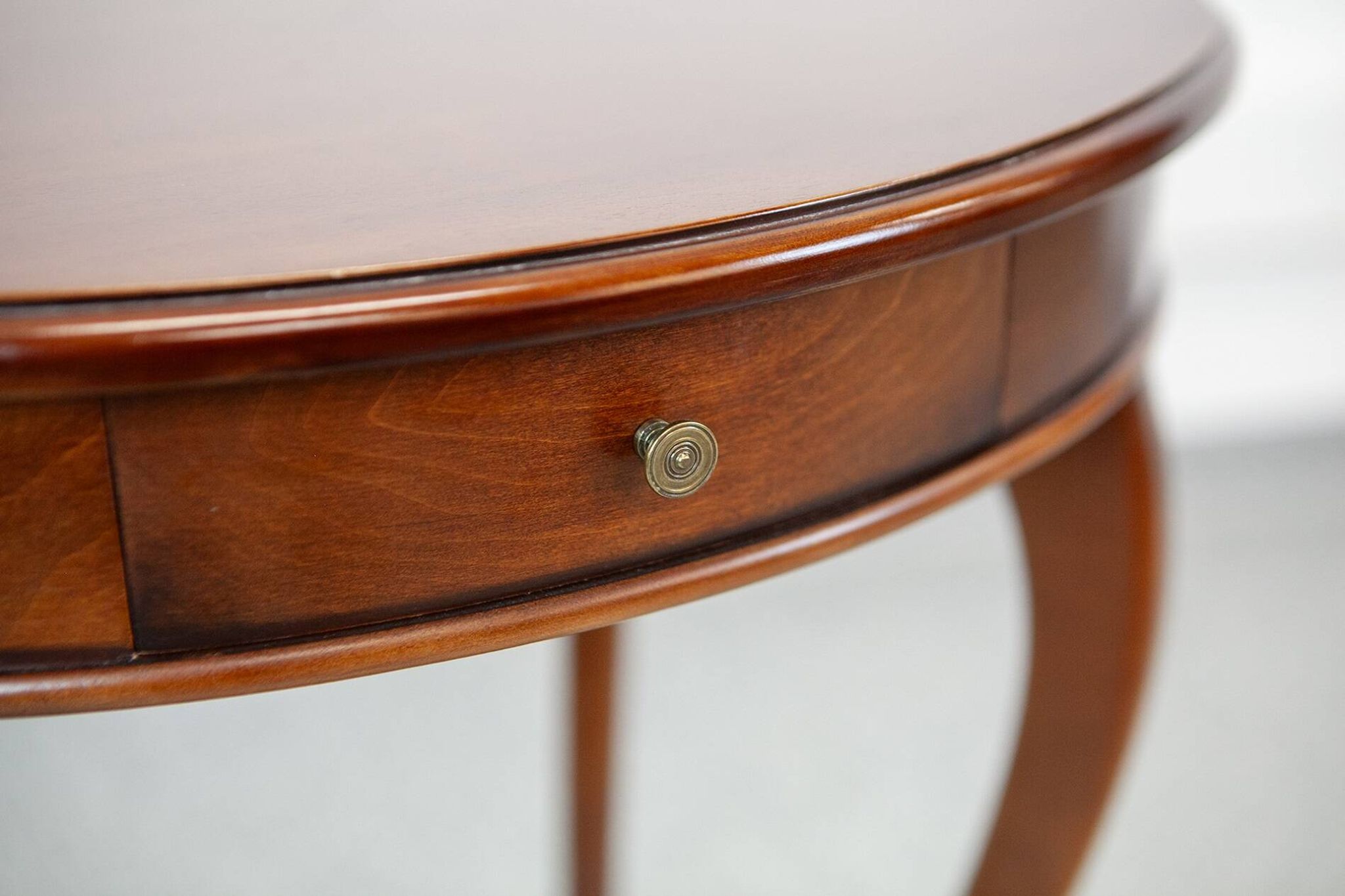 Table d'appoint ronde de style classique de la fin du 20e siècle / Table à coudre