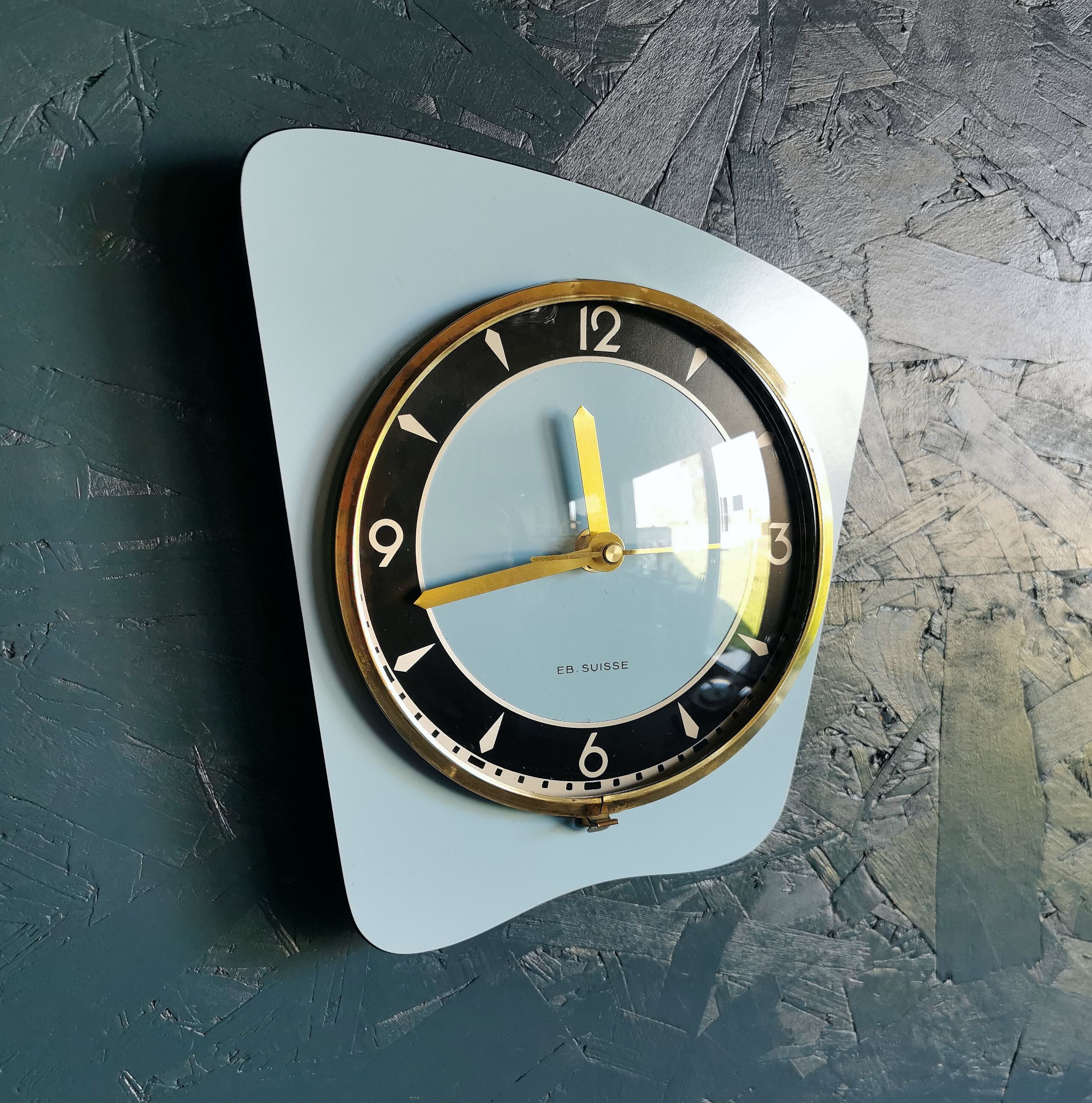 Horloge formica vintage pendule murale silencieuse asymétrique "EB Suisse bleu ciel"