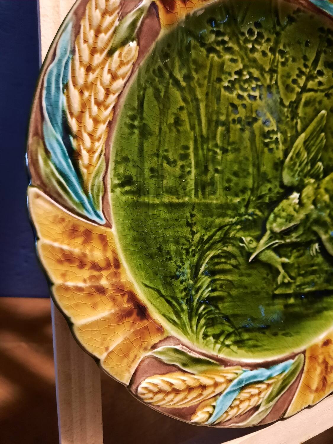 Paire d’assiettes anciennes en barbotine – Sarreguemines –