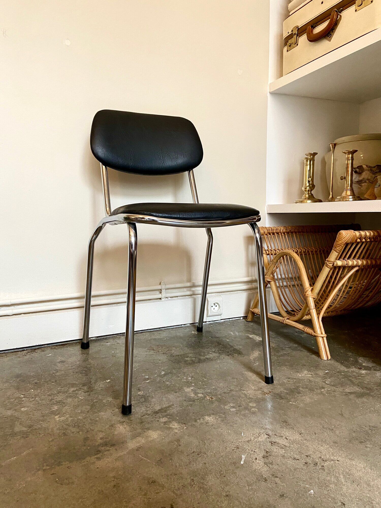 Chaise en aluminium chromé et skaï noir