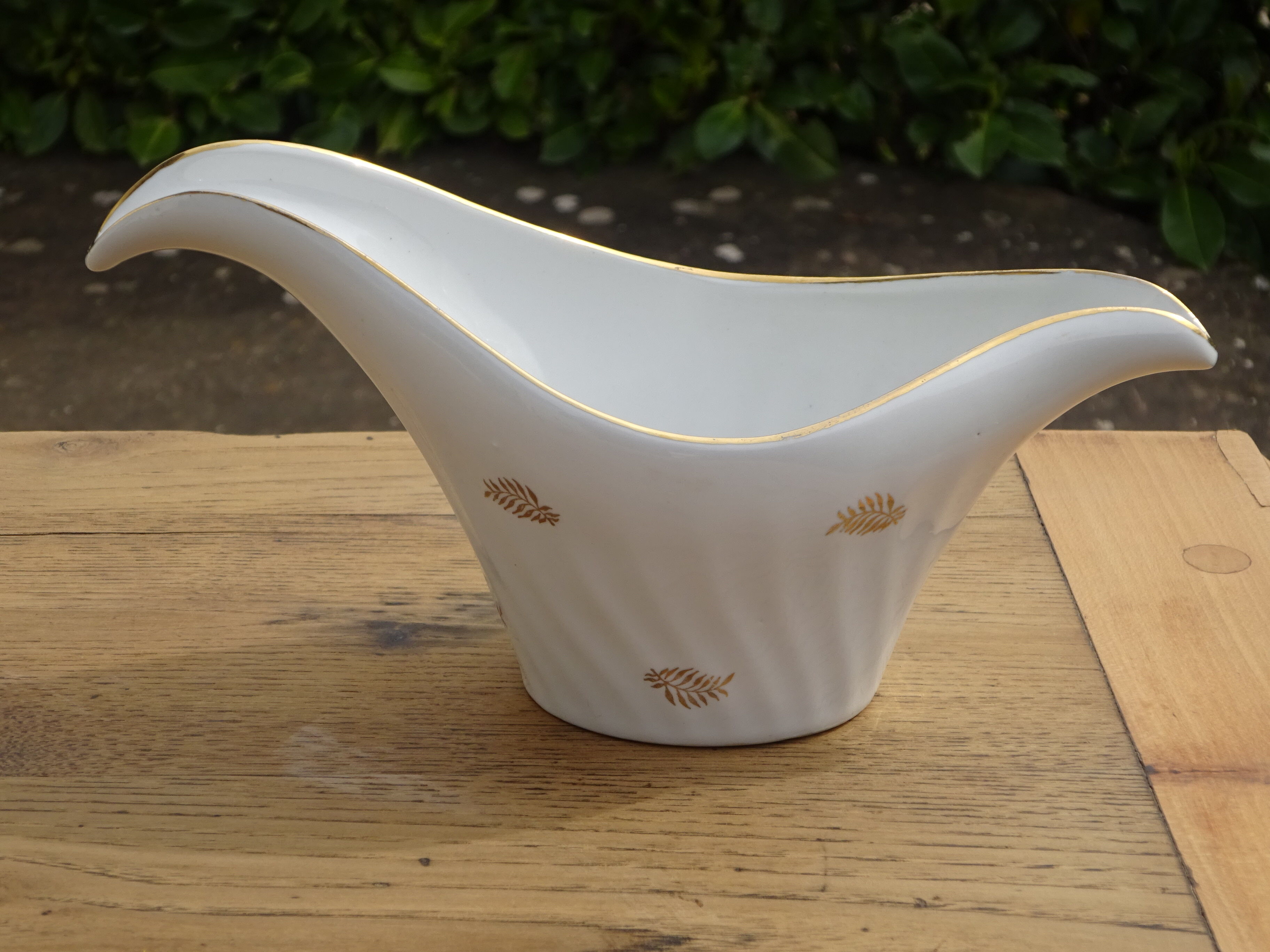 White and gold plate service, Vitriam porcelain