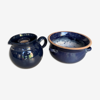 Lot de 2 objets en céramique bleue composé d'un pichet avec réserve à glaçons et d'un cache-pot