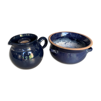 Lot de 2 objets en céramique bleue composé d'un pichet avec réserve à glaçons et d'un cache-pot