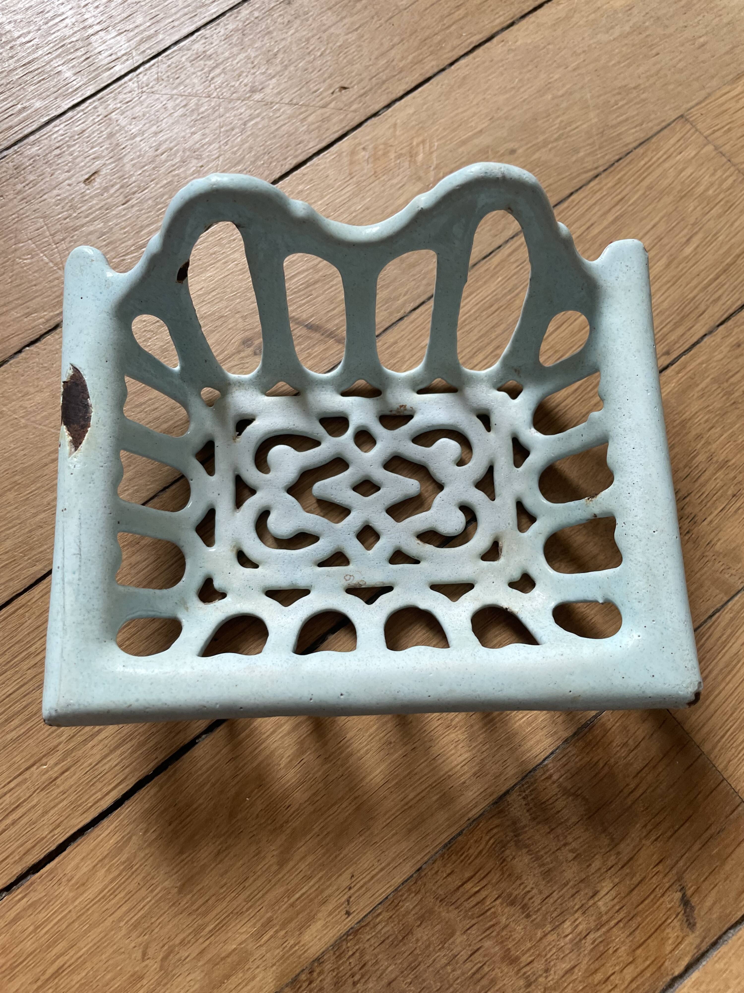 Vintage soap dish 250904