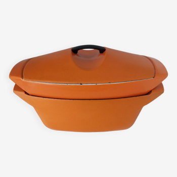 Double casserole in orange cast iron Le Creuset design Raymond Loewy