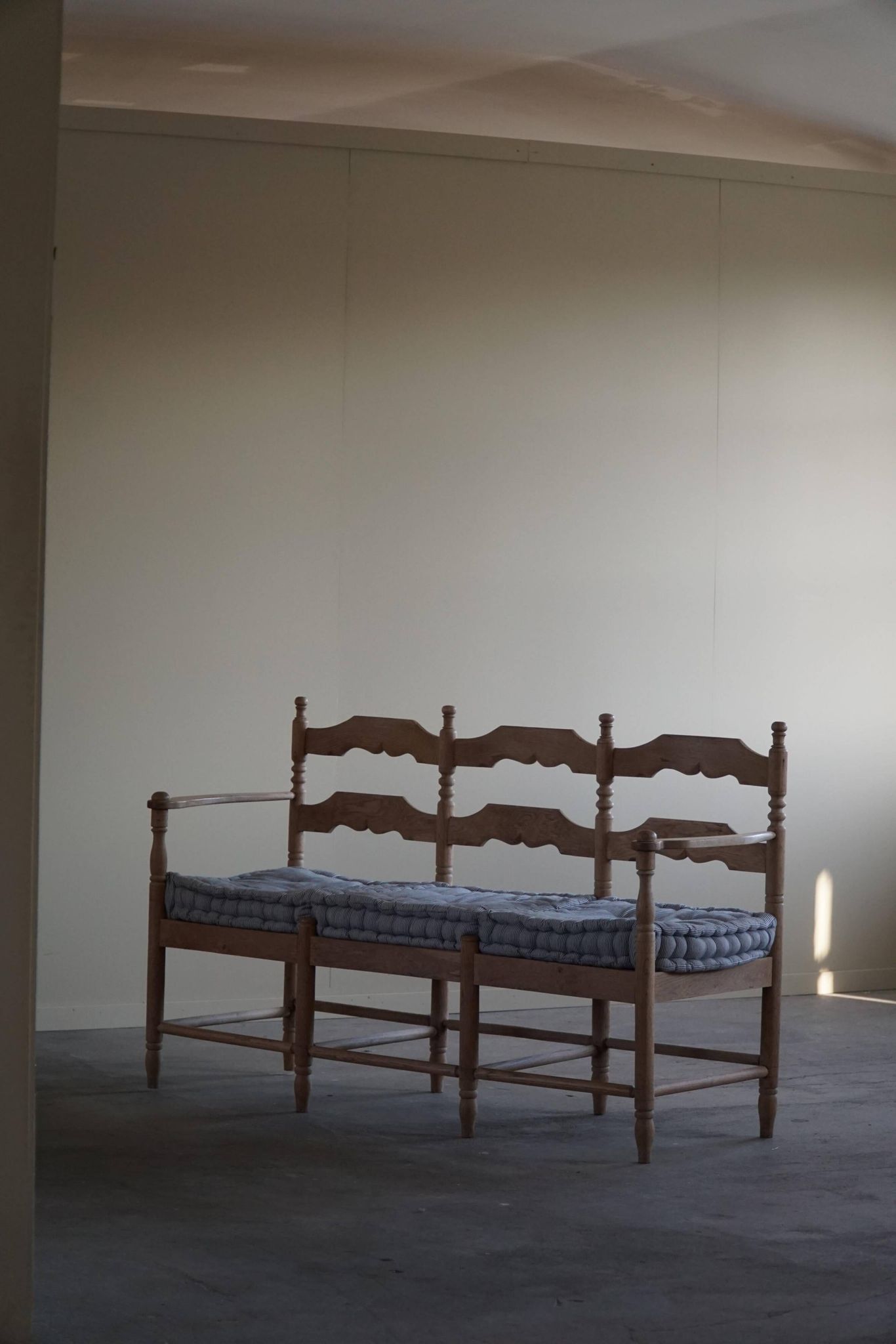 Sofa / Sculptural Danish modern three-seater Scandinavian bench, made by Hans Dau, 1950s.