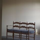 Sofa / Sculptural Danish modern three-seater Scandinavian bench, made by Hans Dau, 1950s.