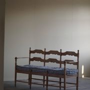Sofa / Sculptural Danish modern three-seater Scandinavian bench, made by Hans Dau, 1950s.