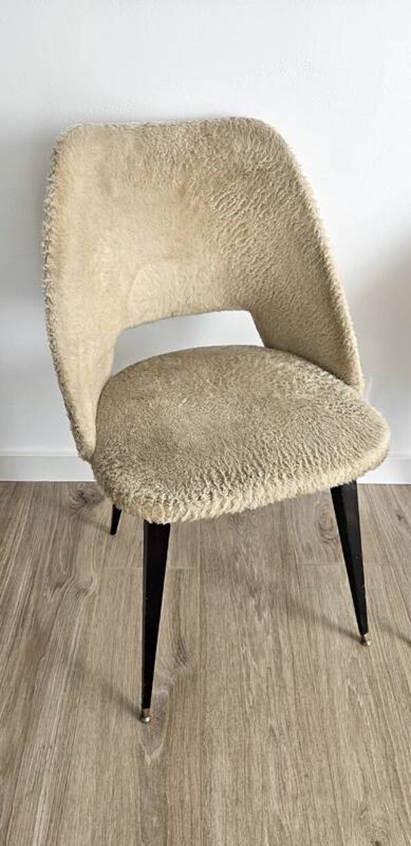 Paire de chaises tonneau vintage en tissu bouclette et pieds compas en laiton