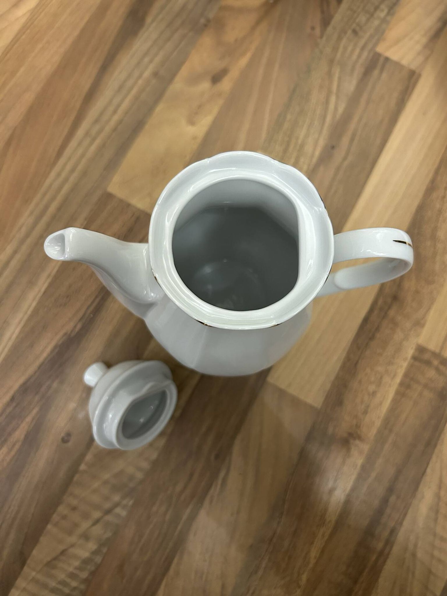 Cafetière vintage en porcelaine blanche et filet doré
