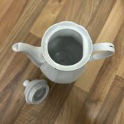 Cafetière vintage en porcelaine blanche et filet doré
