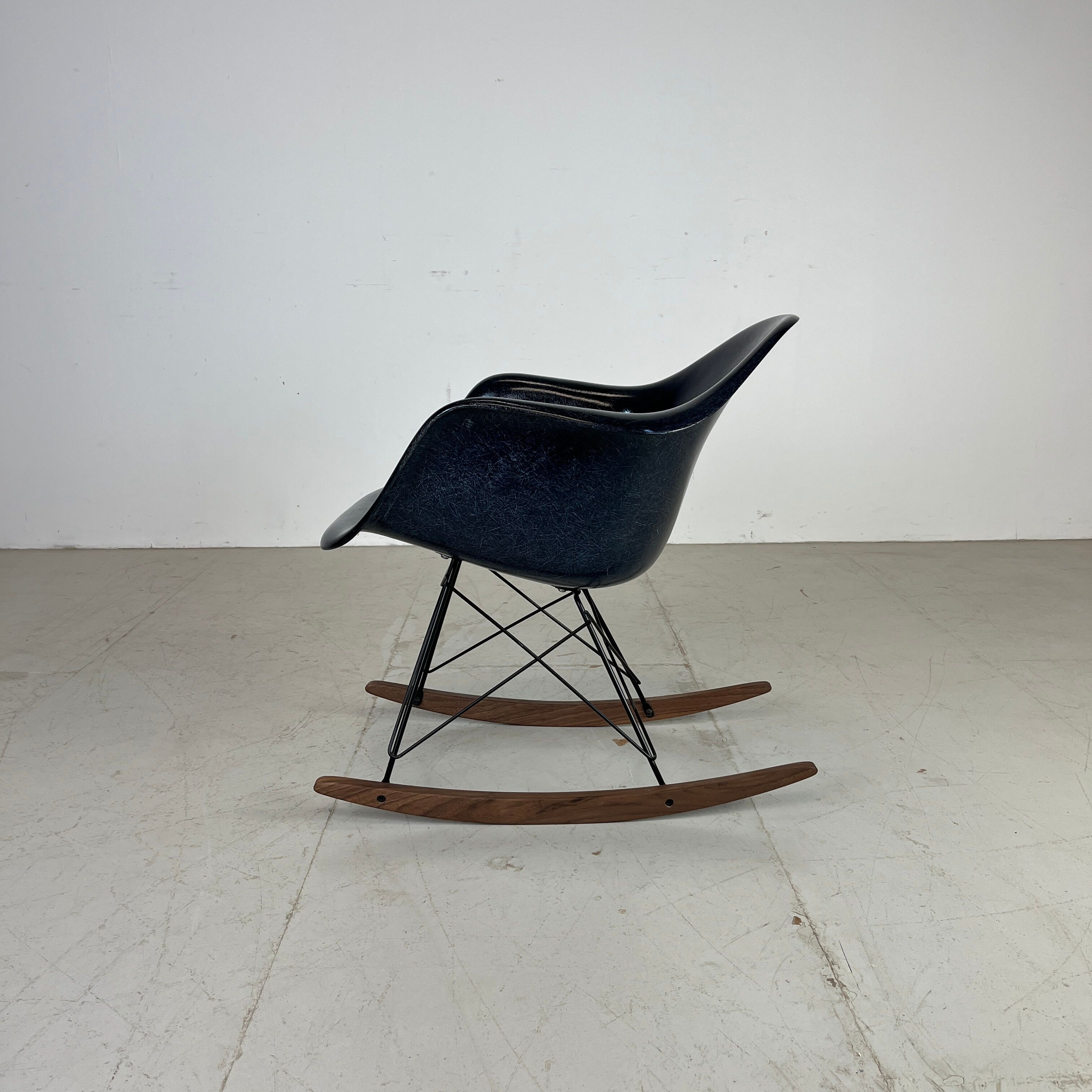 Eames Herman Miller 1950s RAR rocking chair in navy blue
