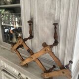 Wall-mounted accordion coat rack made of turned wood