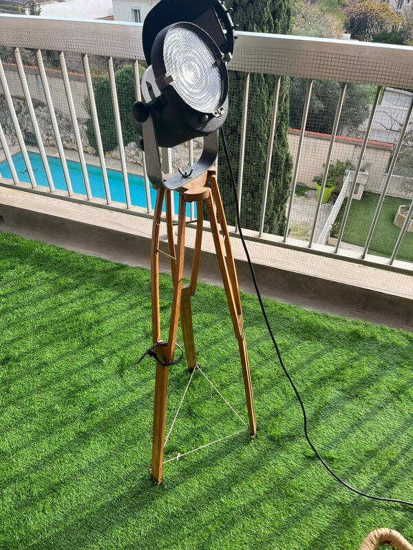 Lampe sur pied façon retroprojecteur de cinema