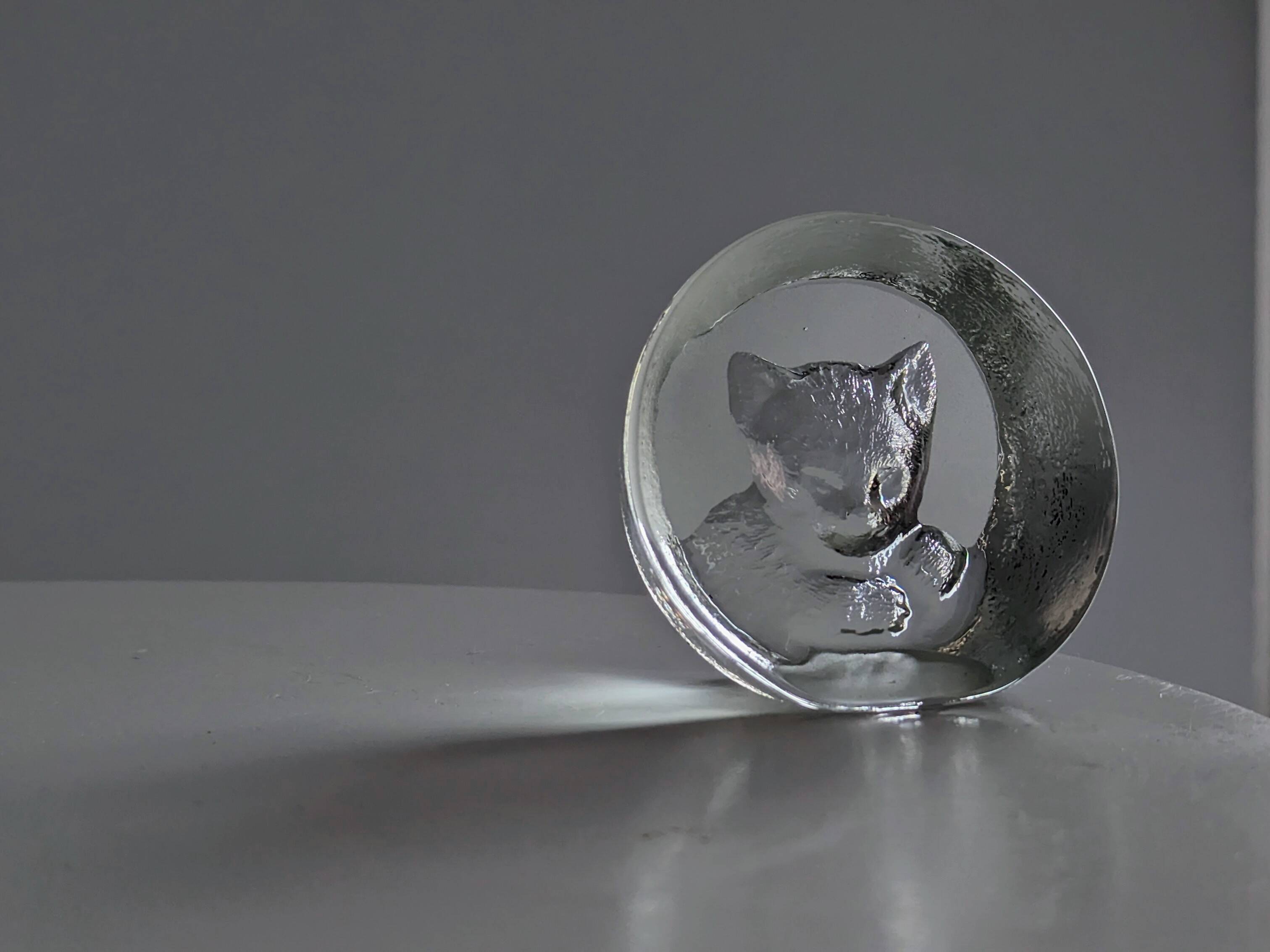 Crystal paperweight - cat face - Mats Jonasson - Målerås Glasbruk - Sweden