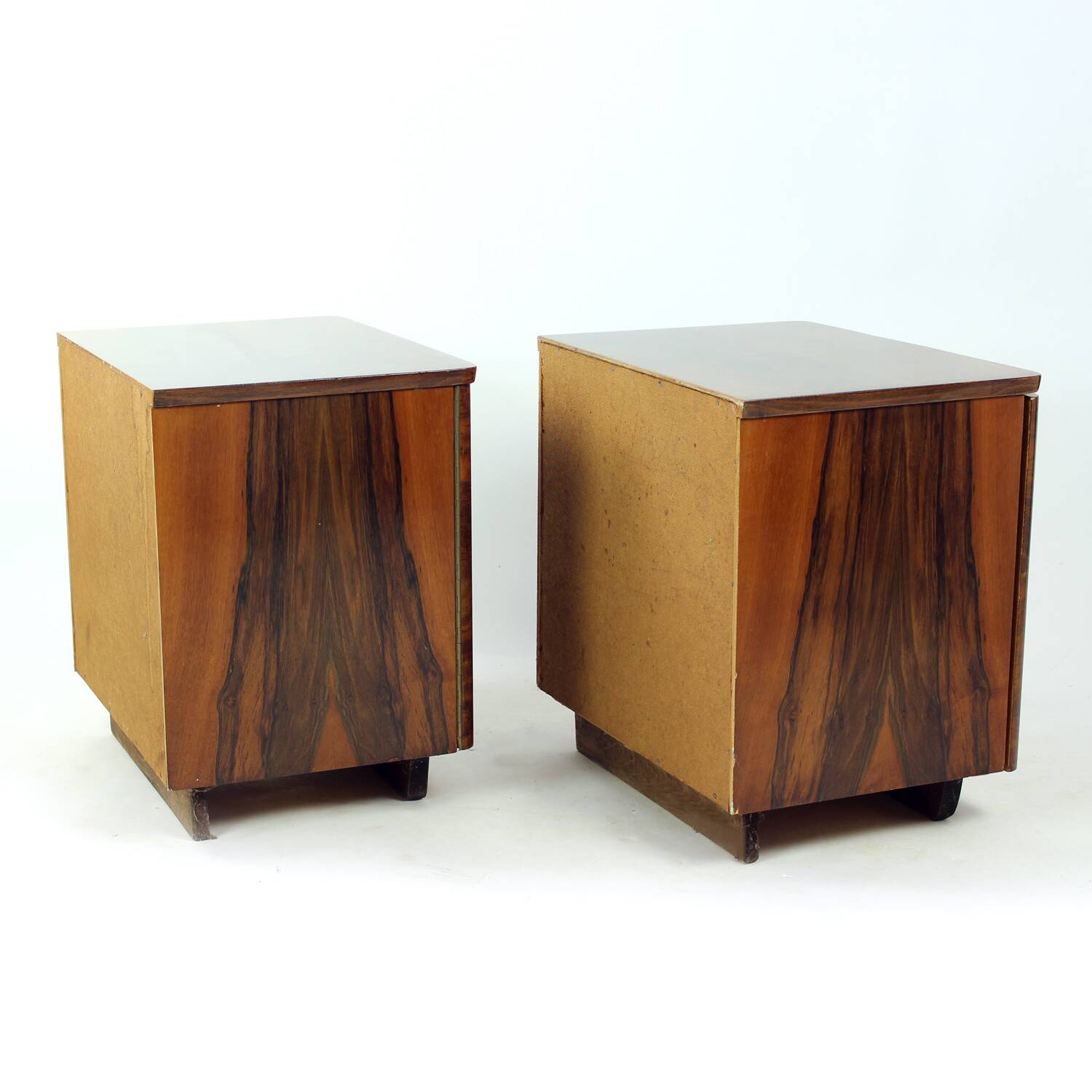 Tables de chevet cubiques du milieu du siècle en noyer, Tchécoslovaquie, années 1960, lot de 2