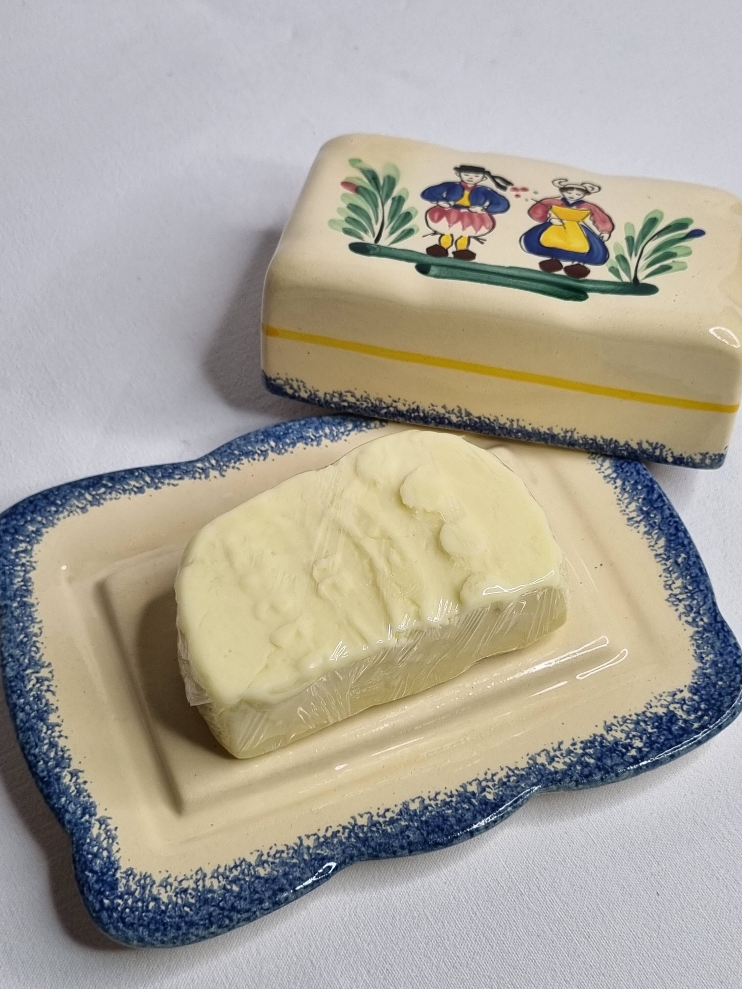 Quimper earthenware butter dish, traditional pattern, 19 cm