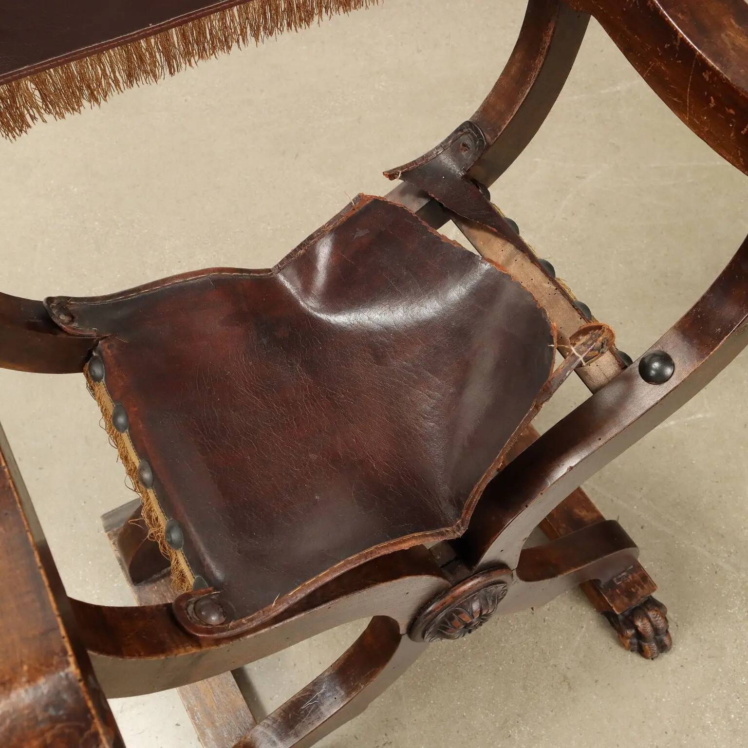 Antique neo-Renaissance folding chair in walnut and leather, Italy, 20th century.