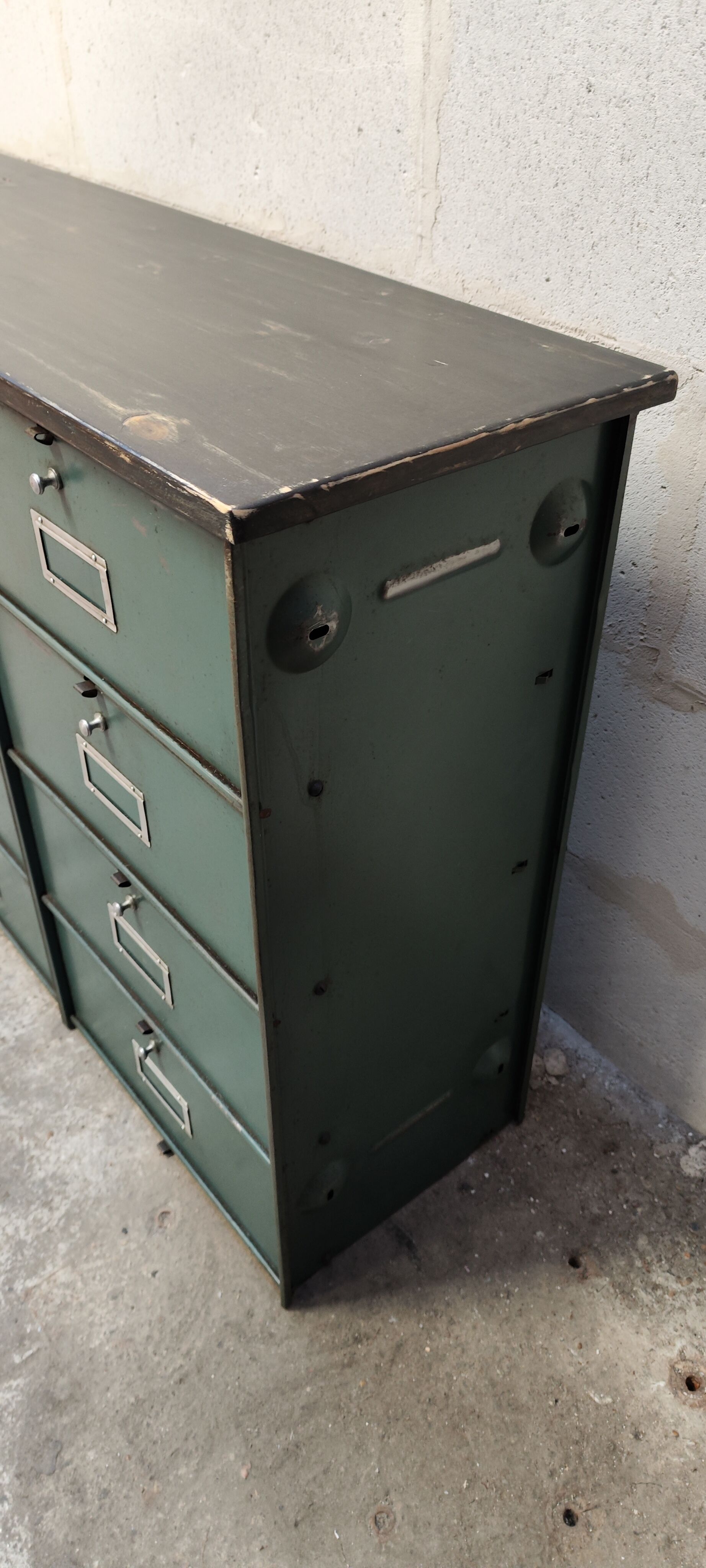 Industrial furniture in a row Ronéo 16 metal valves