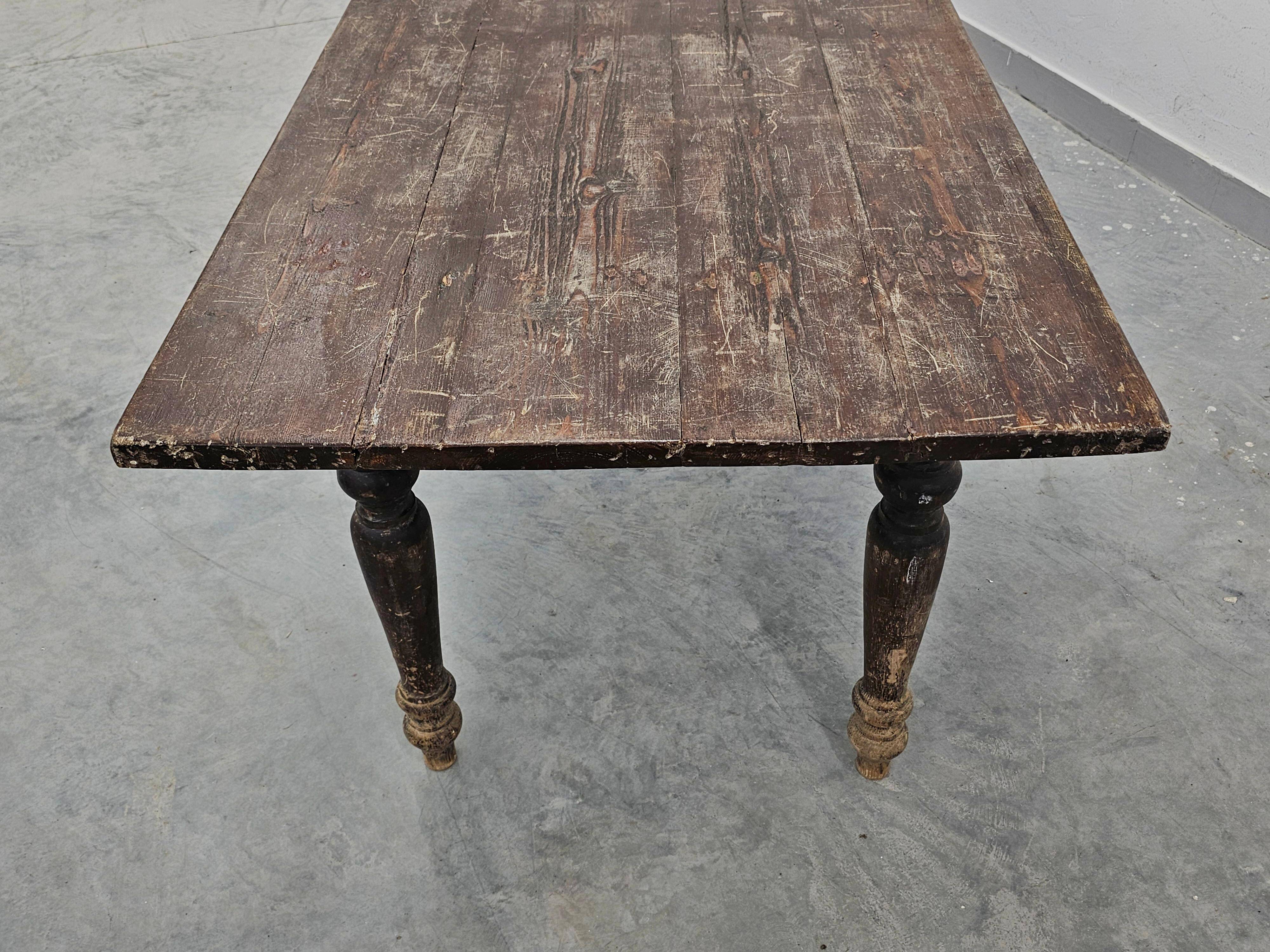 XXL Victorian farmhouse table in solid pine with patina, 1850s.