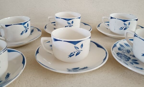 6 tasses et soucoupes, sucrier et pot à lait Digoin