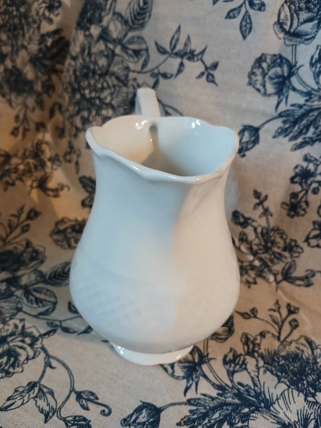 Petit pichet ancien en porcelaine 