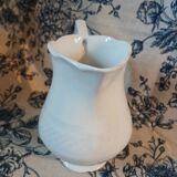 Petit pichet ancien en porcelaine 