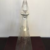 Pyramid carafe with white geometric patterns and its cap
