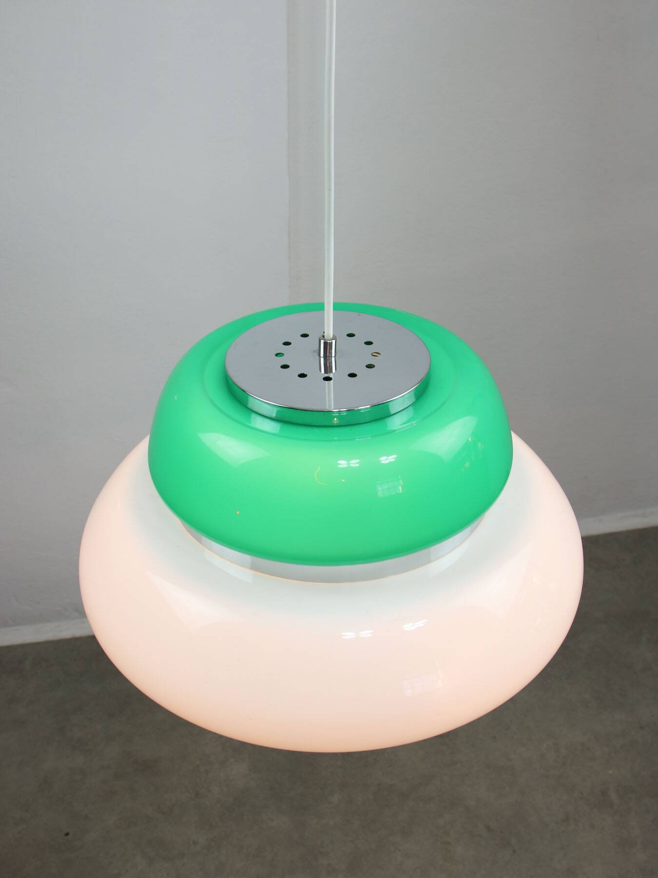 Italian Space Age Lamp in Green in White & Green Plexiglas and Chrome, 70s