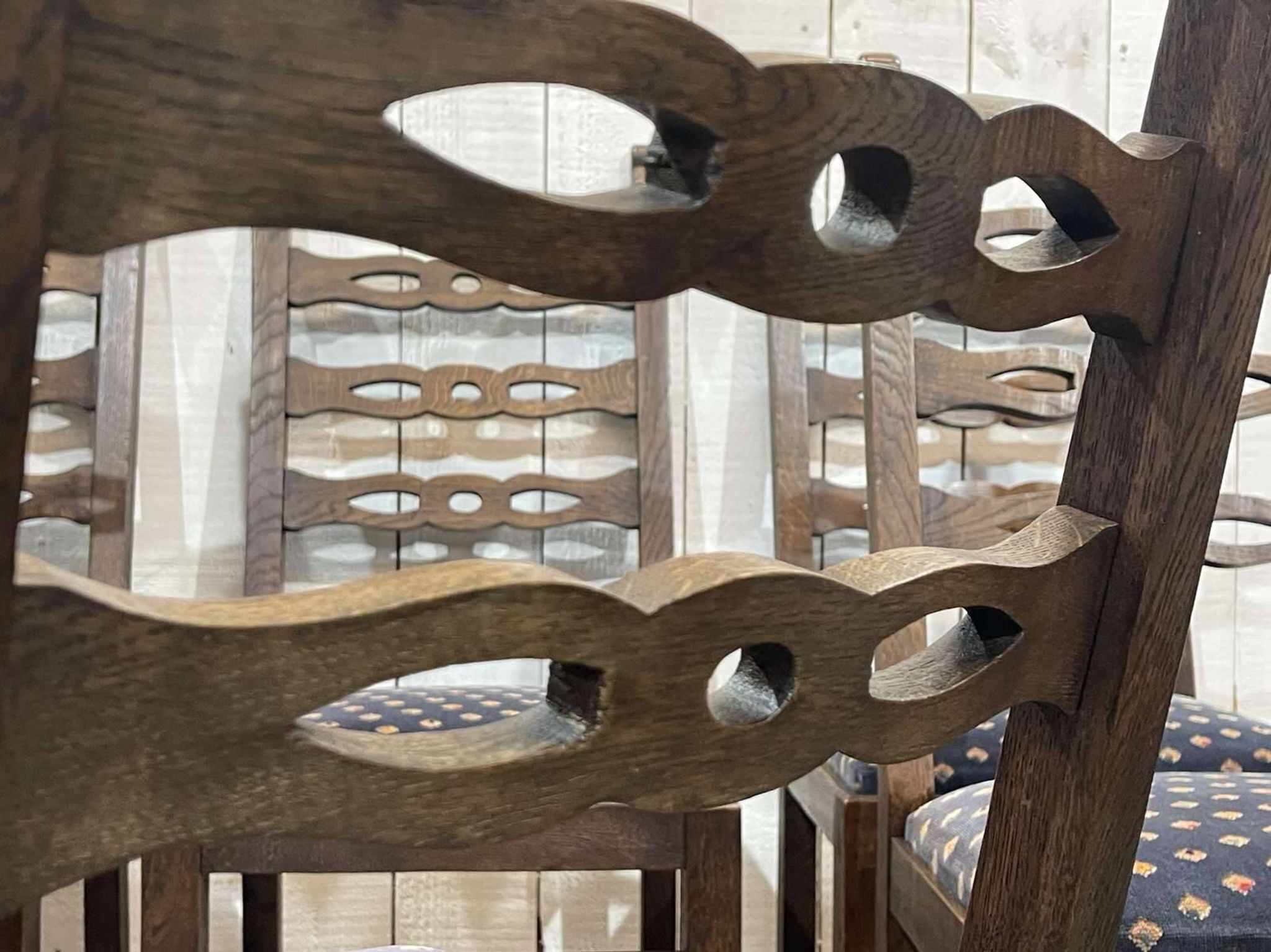 Suite de 6 chaises anglaises 19ème en chêne